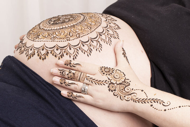 √9 Inspirasi Gambar Henna di Perut Cantik & Penuh Makna
